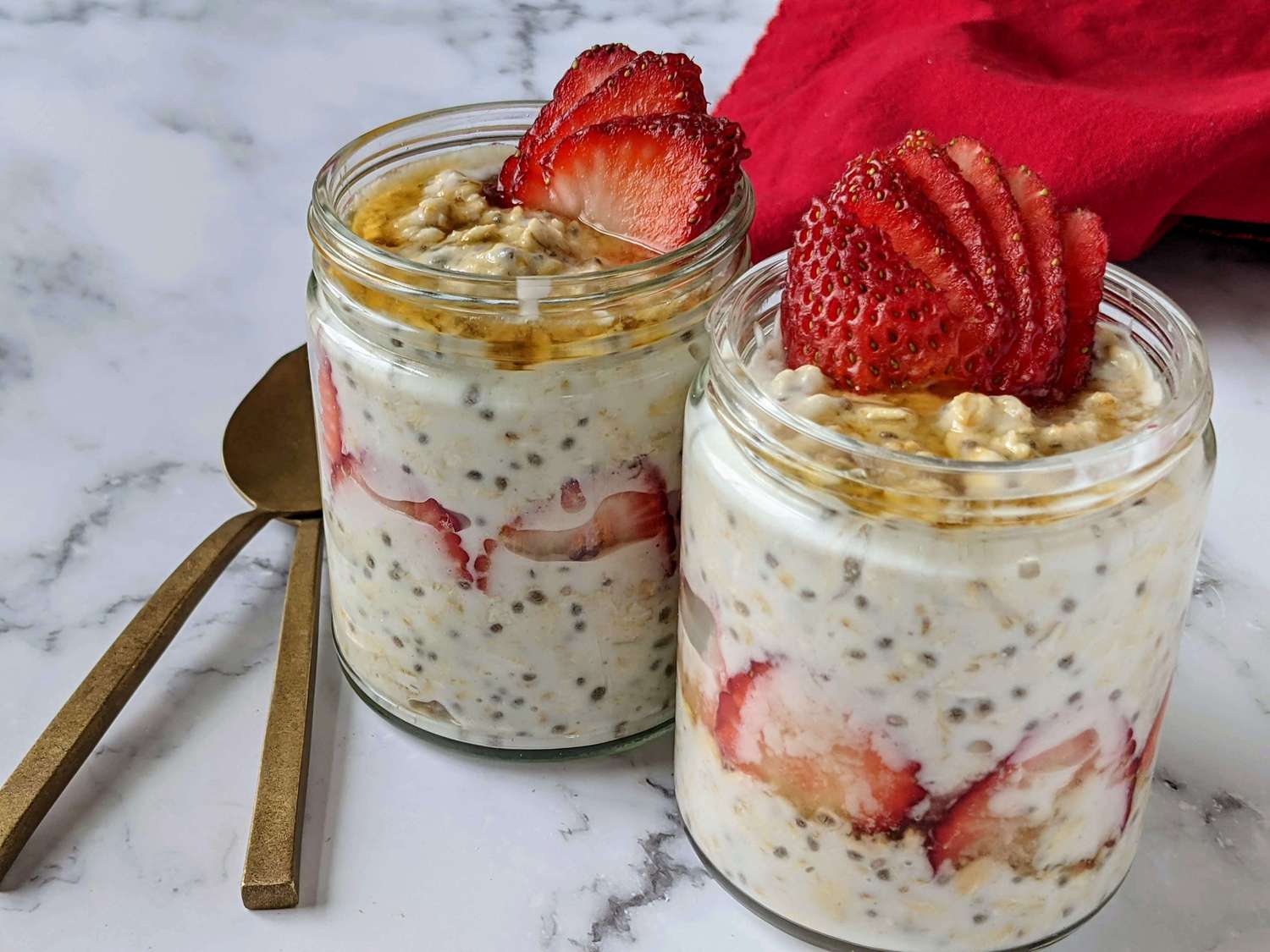 Overnight oats with chia and strawberries